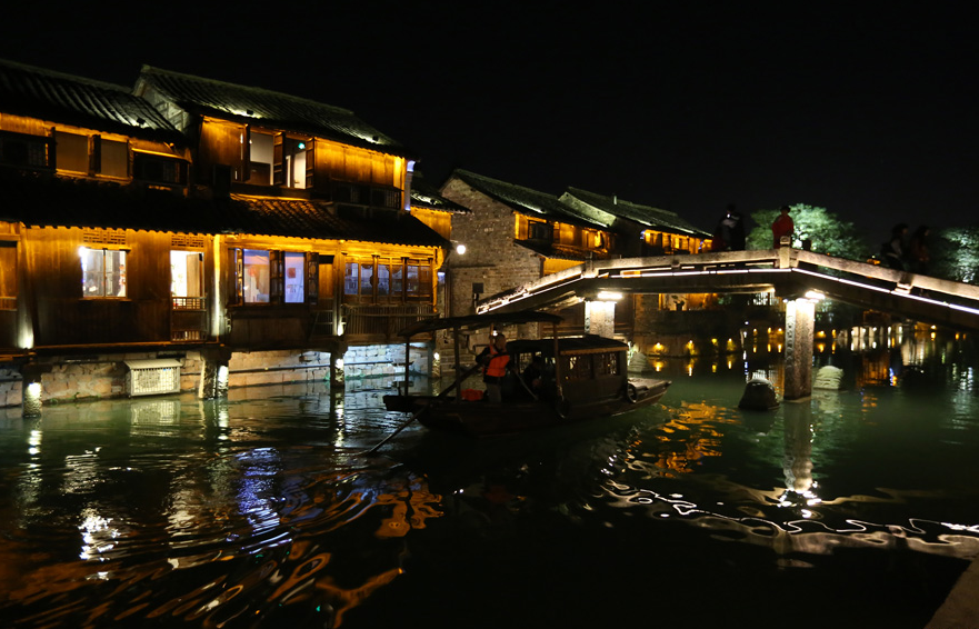 图为乌镇西栅景区夜景，小桥流水，桨声橹影。新华网魏炜摄